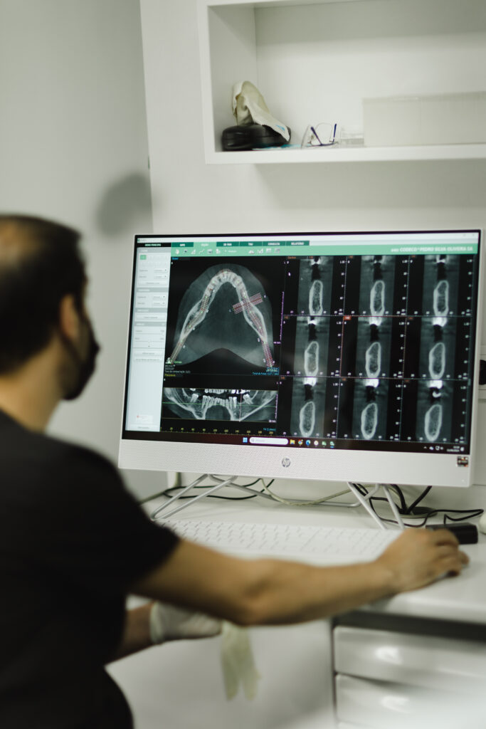 Médico dentista da Seabra Clinic a analisar radiografia panorâmica dentária para diagnóstico e planeamento
